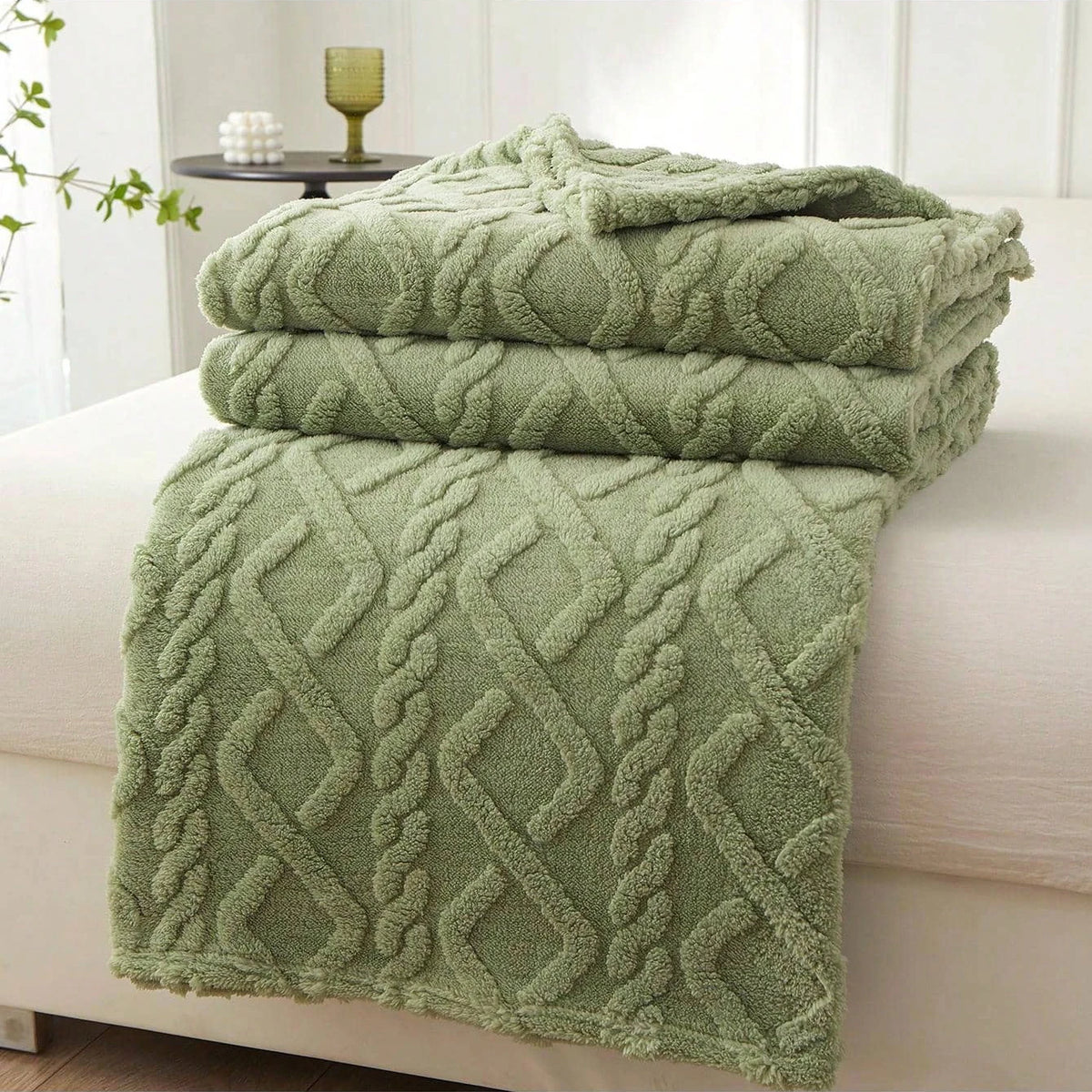 Coral Fleece Blanket, Soft Bed Throw, Lightweight Warm Bedding Cover for All Seasons