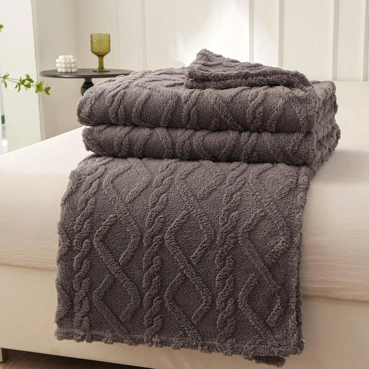 Coral Fleece Blanket, Soft Bed Throw, Lightweight Warm Bedding Cover for All Seasons