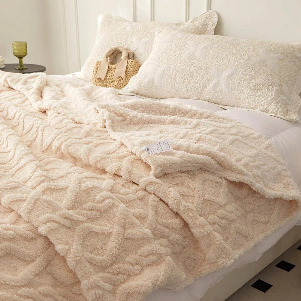 Coral Fleece Blanket, Soft Bed Throw, Lightweight Warm Bedding Cover for All Seasons